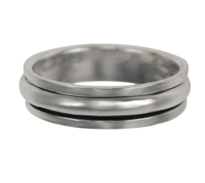 Sterling Silver, smooth, Plain style Spin ring. Size 9