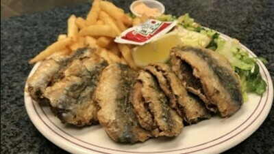 Assiette de sardines frites à la méditerranéenne / Fried Sardines Mediterranean Style Plate