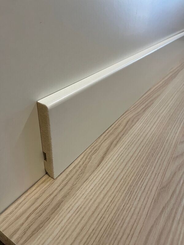 Sòcol MDF lacat Blanc.
