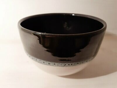Stoneware bowl - cream, black - medium