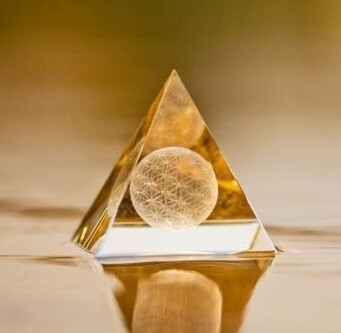 Pyramide en cristal fleur de vie 10 cm