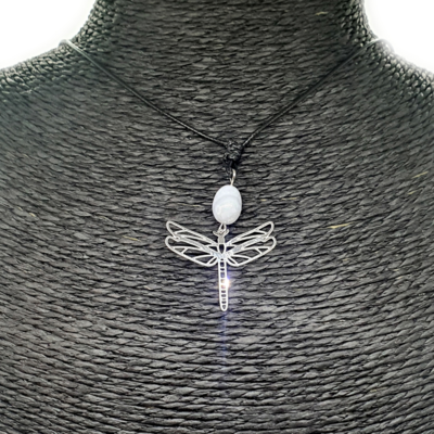 Collier libellule - calcédoine - pierre roulée 6 mm