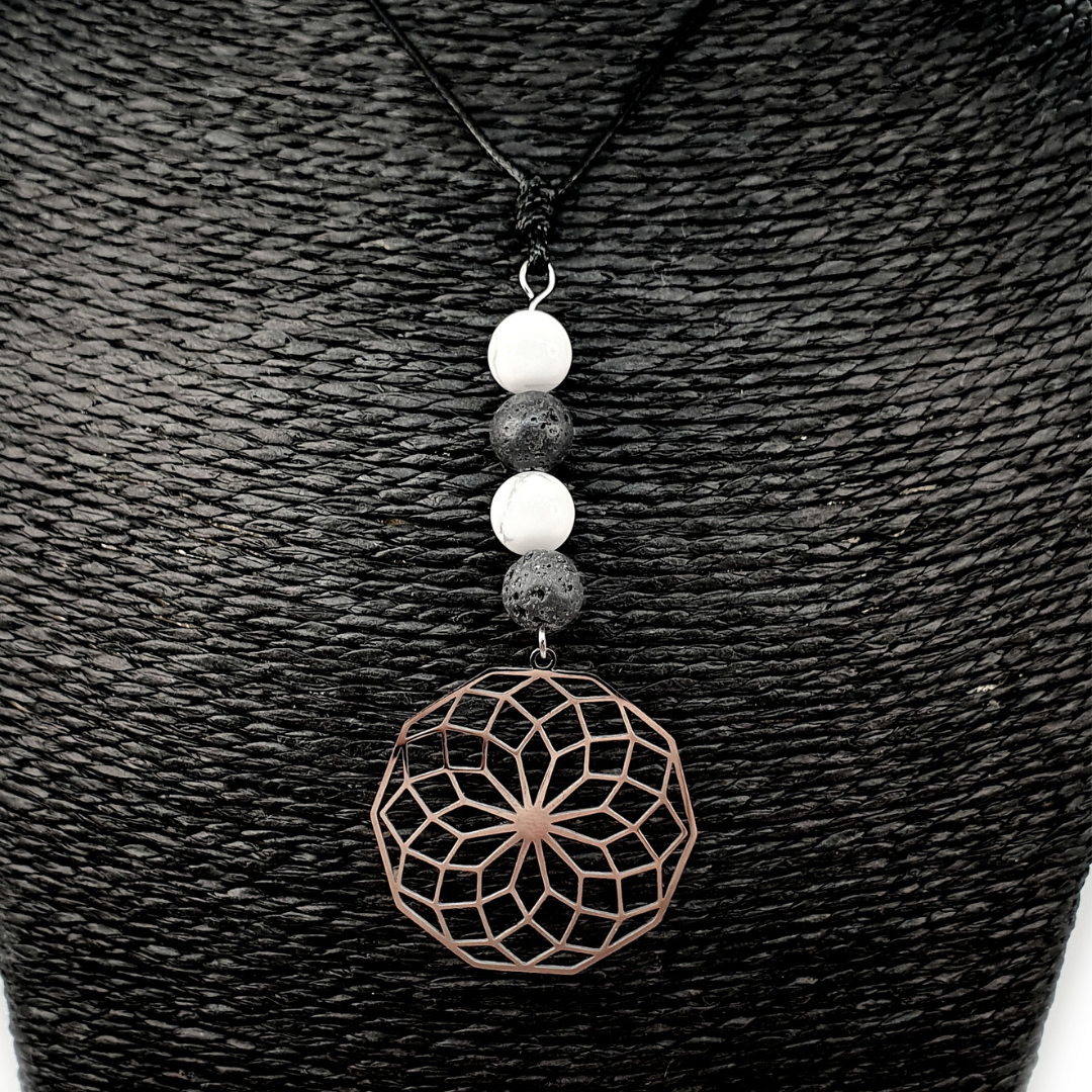 Collier mandala - Howlite et pierre de lave - 8 mm
