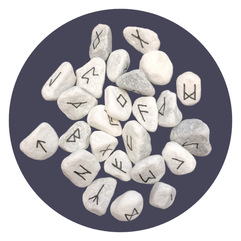 Set de runes Futhark peintes sur marbre blanc