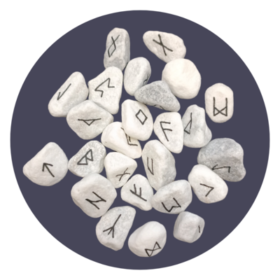 Set de runes Futhark peintes sur marbre blanc