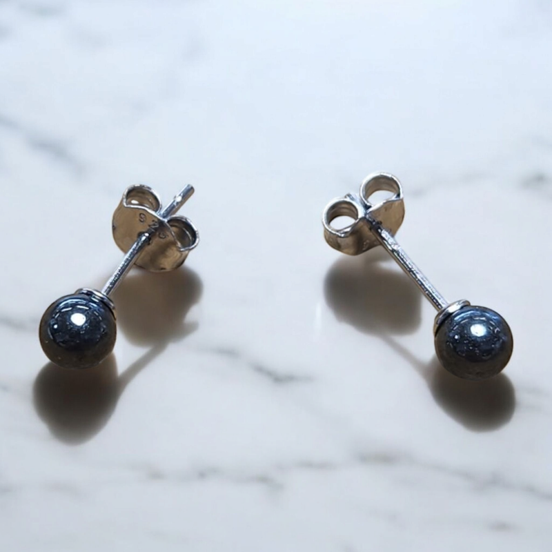 Puces d’oreilles Hématite – 4 mm – Argent 925