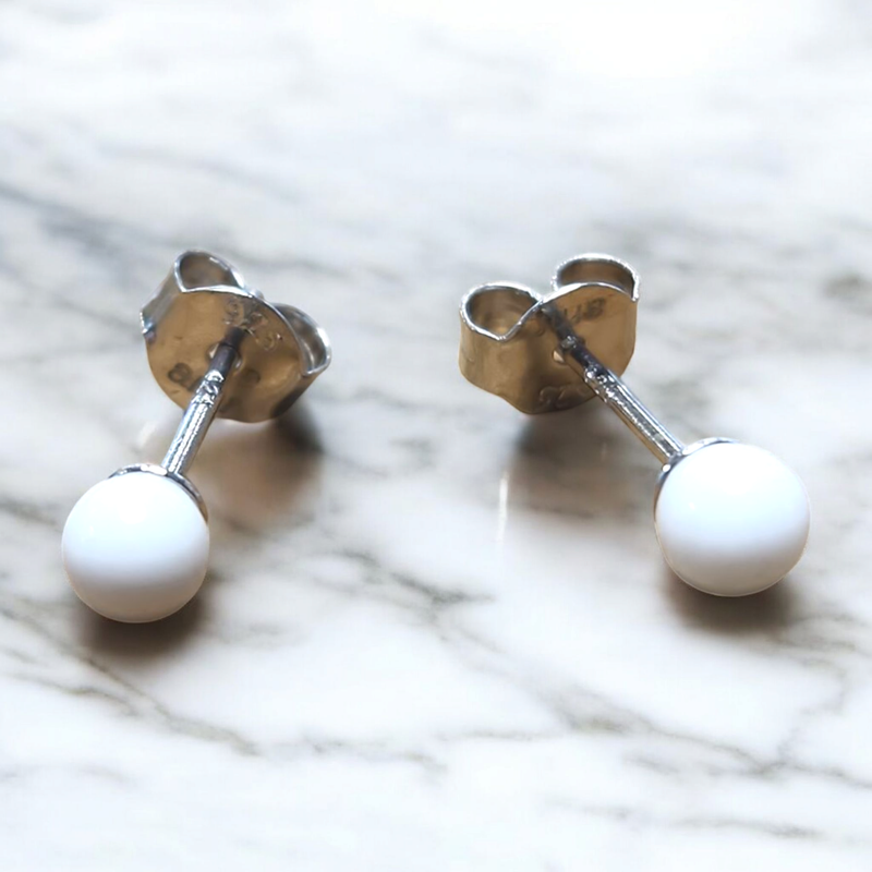 Puces d’oreilles Magnésite – 4 mm – Argent 925