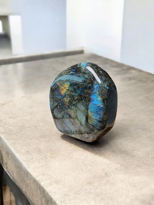 Monolithe de Labradorite – 1610 g