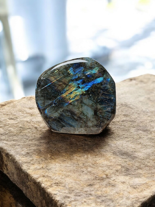 Monolithe de Labradorite – 1610 g