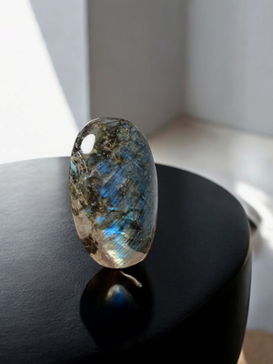 Monolithe de Labradorite – 1562 g