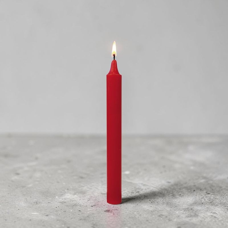 Bougie Rouge Vif – Dimension : Hauteur : 22cm Poids : 60 gr
