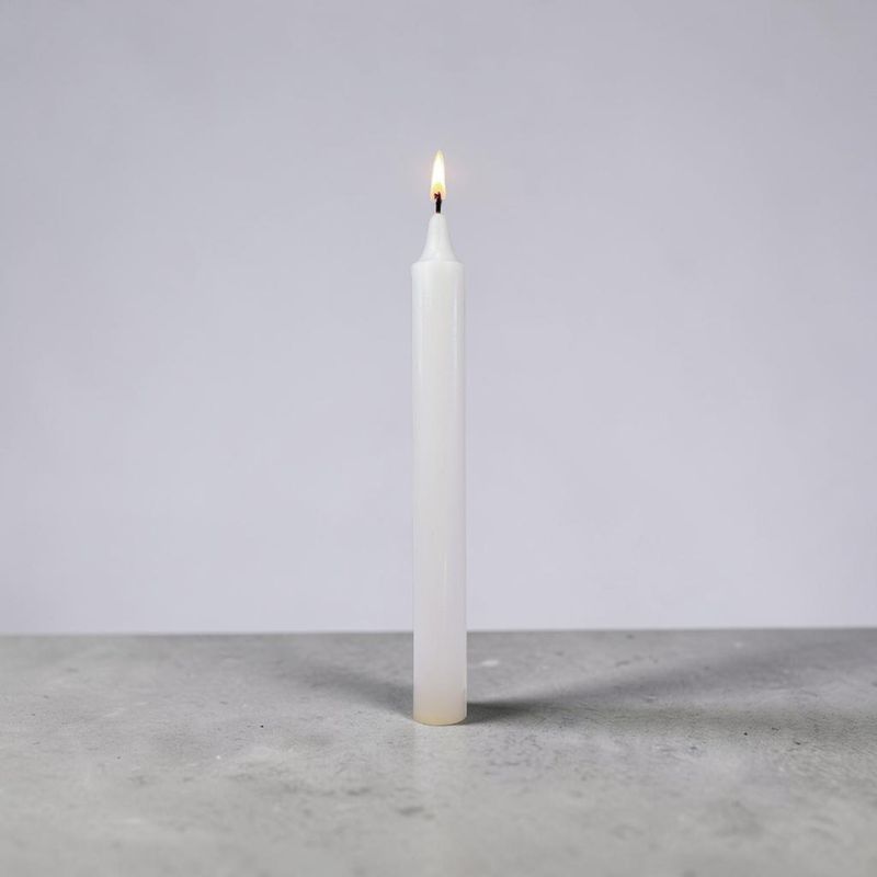 Bougie Blanche – Dimension : Hauteur : 22 cm Poids : 60 gr
