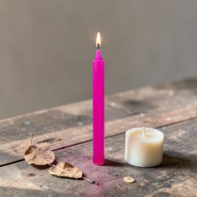 Bougie rose vif – Dimension : Hauteur : 22 cm Poids : 60 gr