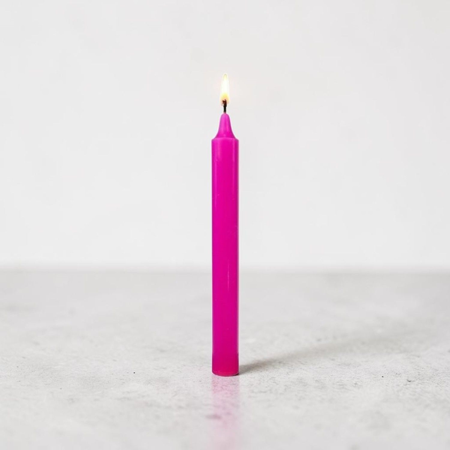 Bougie rose vif – Dimension : Hauteur : 22 cm Poids : 60 gr