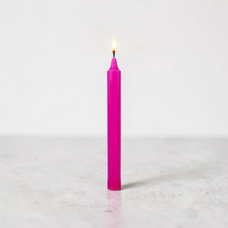 Bougie rose vif – Dimension : Hauteur : 22 cm Poids : 60 gr