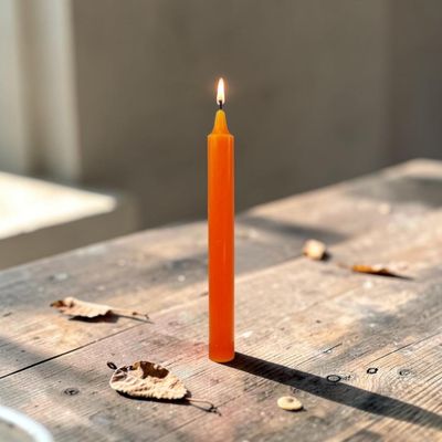 Bougie orange – Dimension : Hauteur : 22 cm Poids : 60 gr