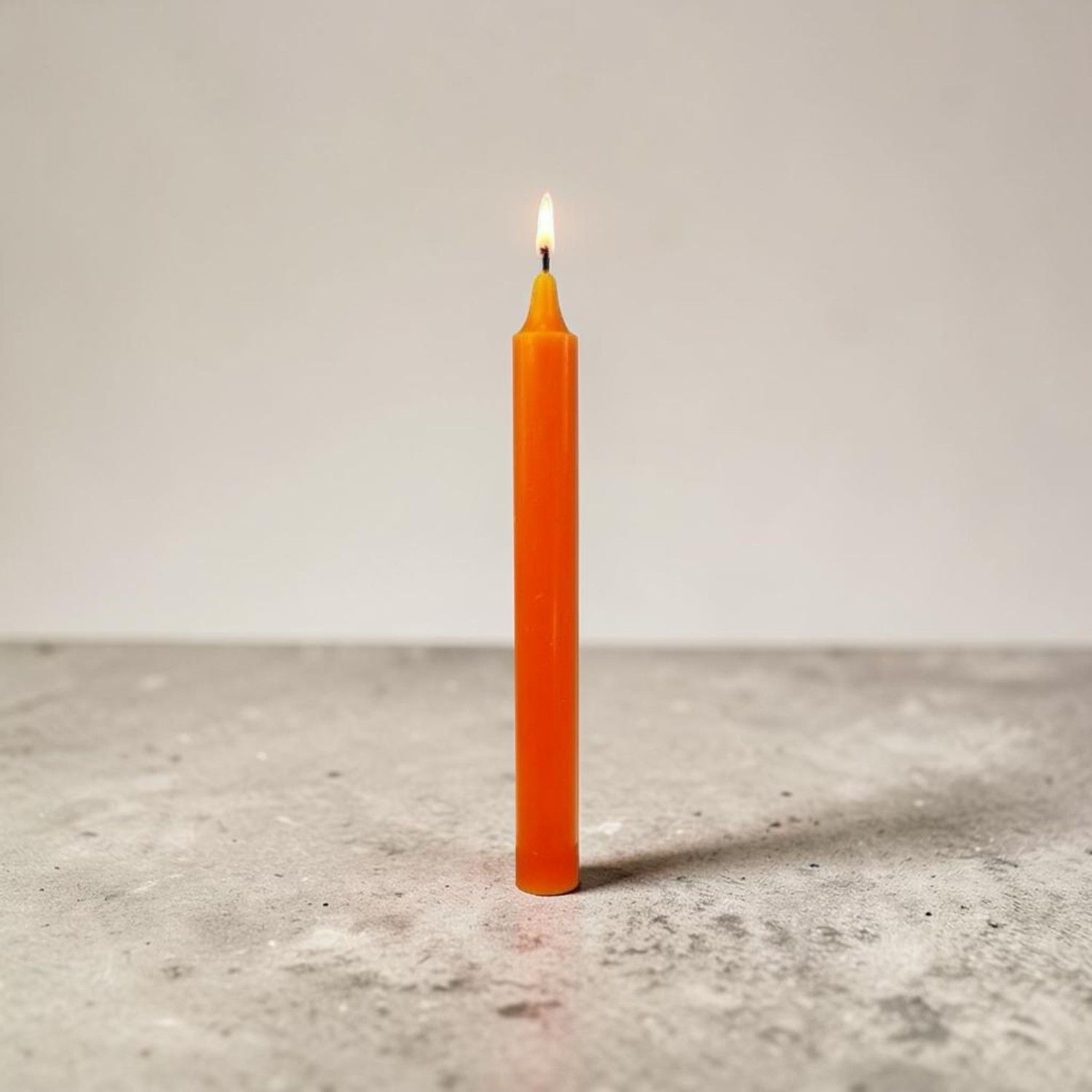 Bougie orange – Dimension : Hauteur : 22 cm Poids : 60 gr