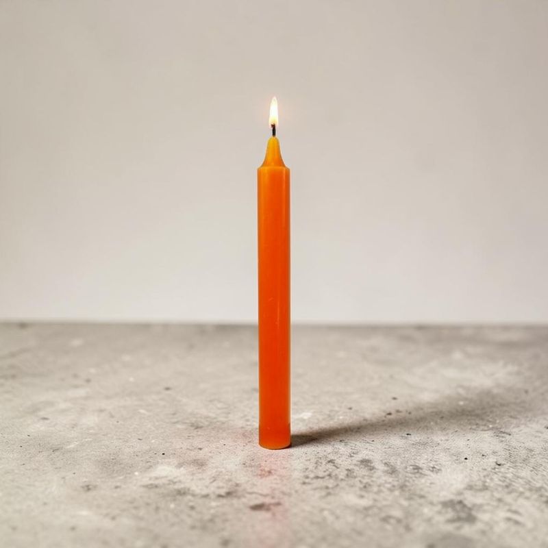 Bougie orange – Dimension : Hauteur : 22 cm Poids : 60 gr