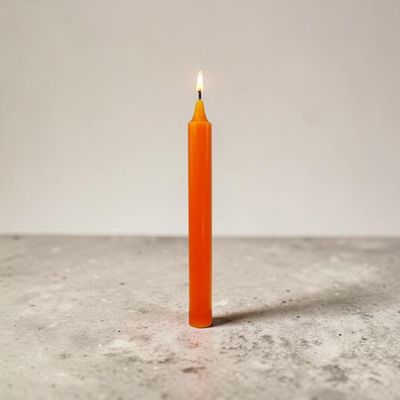Bougie orange – Dimension : Hauteur : 22 cm Poids : 60 gr