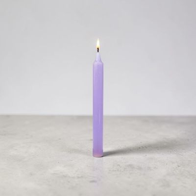 Bougie lilas – Dimension : Hauteur : 22 cm Poids : 60 gr