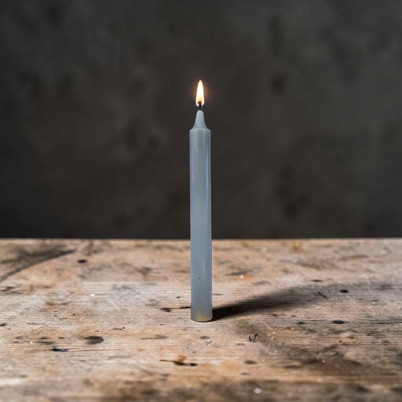 Bougie grise – Dimension : Hauteur : 22 cm Poids : 60 gr