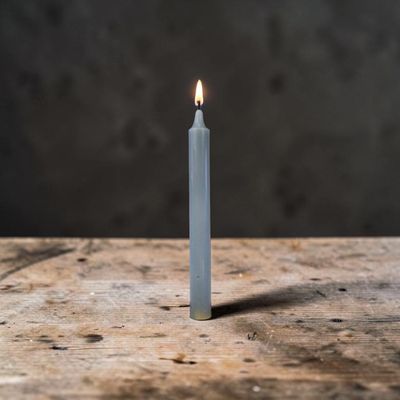 Bougie grise – Dimension : Hauteur : 22 cm Poids : 60 gr