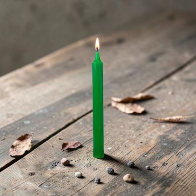 Bougie vert vif – Dimension : Hauteur : 22 cm Poids : 60 gr