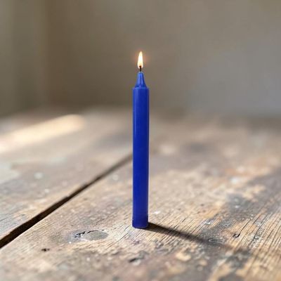 Bougie bleu marine – Dimension : Hauteur : 22 cm Poids : 60 gr