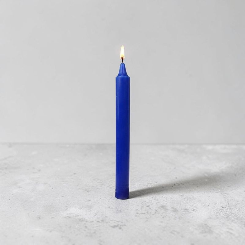 Bougie bleu marine – Dimension : Hauteur : 22 cm Poids : 60 gr