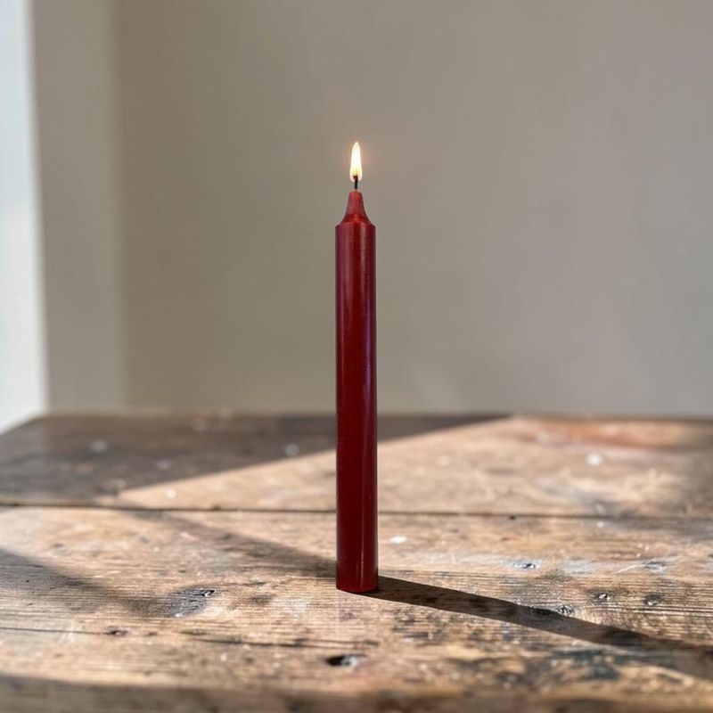 Bougie bordeaux – Dimension : Hauteur : 22 cm Poids : 60 gr