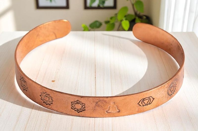 Bracelet en Cuivre avec Gravures Chakras