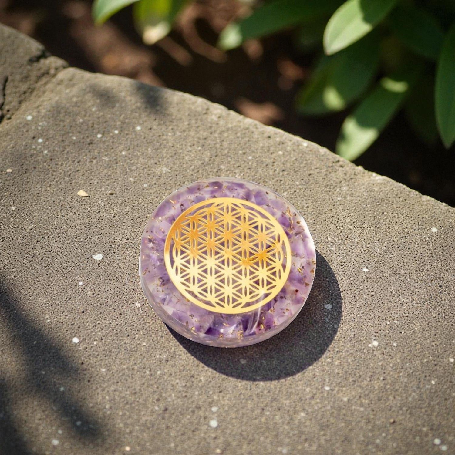 Disque d’Orgonite &amp; Améthyste – Fleur de Vie Dorée - 4cm