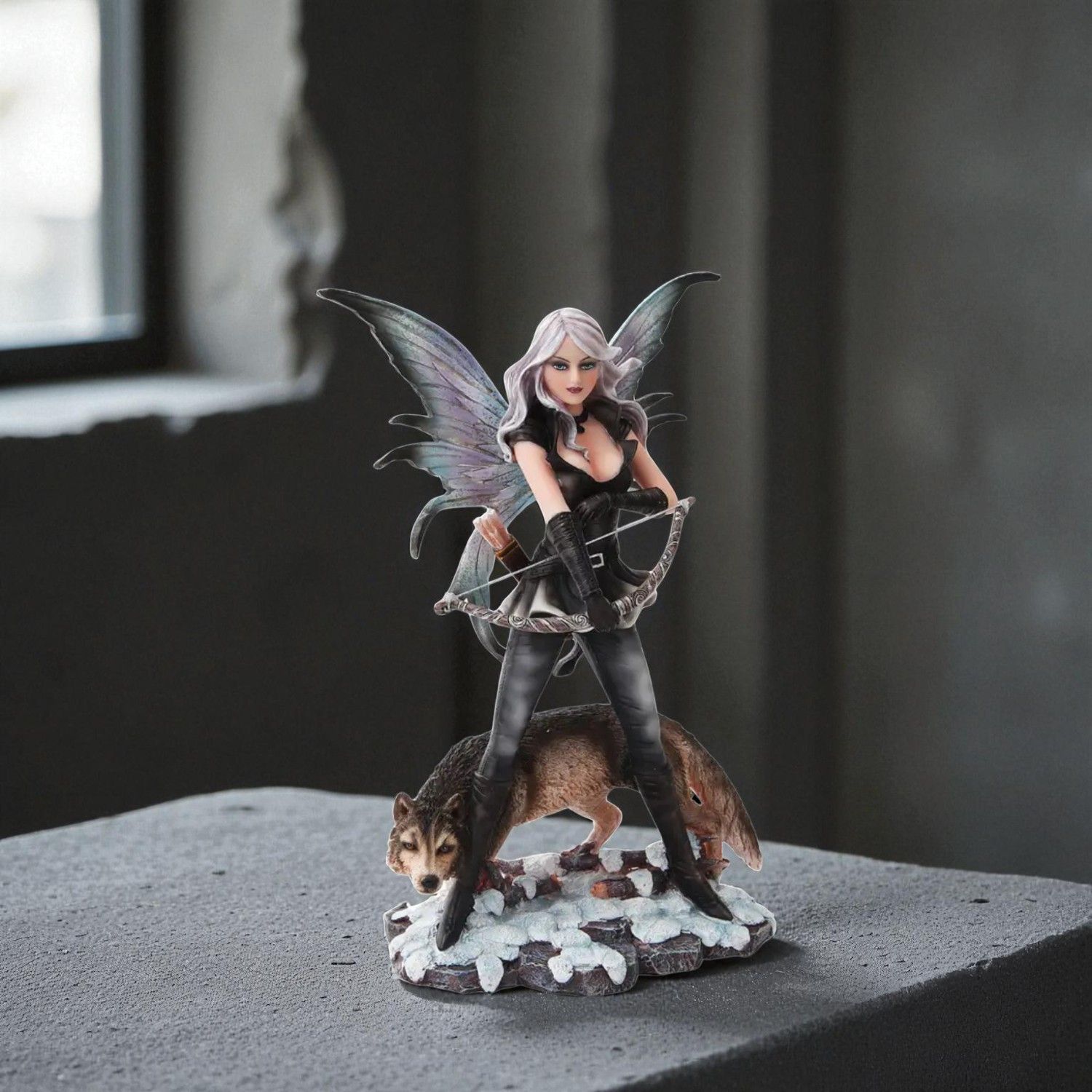 Figurine Fée Chasseuse avec Loup