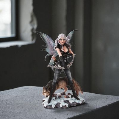 Figurine Fée Chasseuse avec Loup