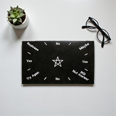 Tapis de pendule - pentacle en velours noir