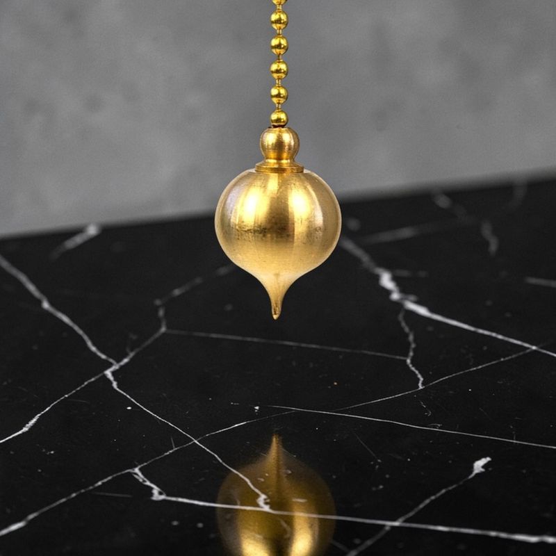 Pendule Aquarius en laiton doré Pendule Aquarius en laiton doré