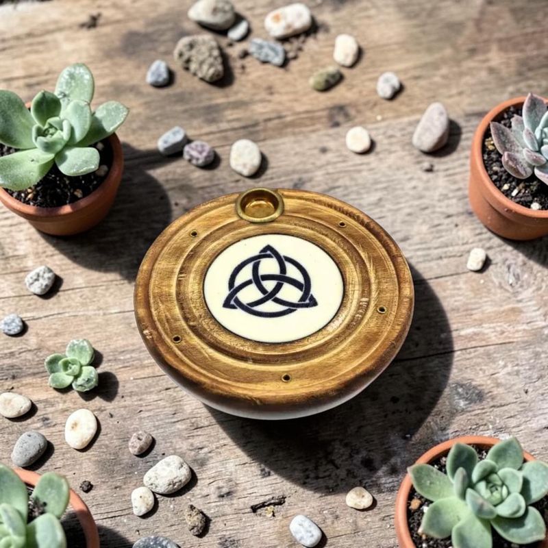 Porte-encens Triquetra en bois naturel