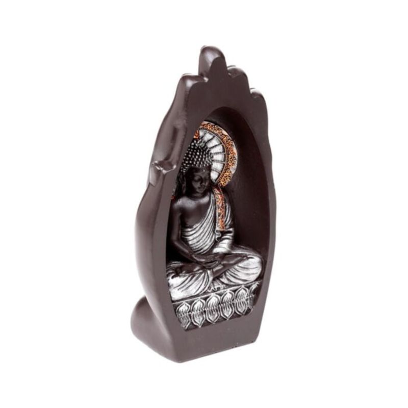 Bouddha sculpté argenté dans une main noire