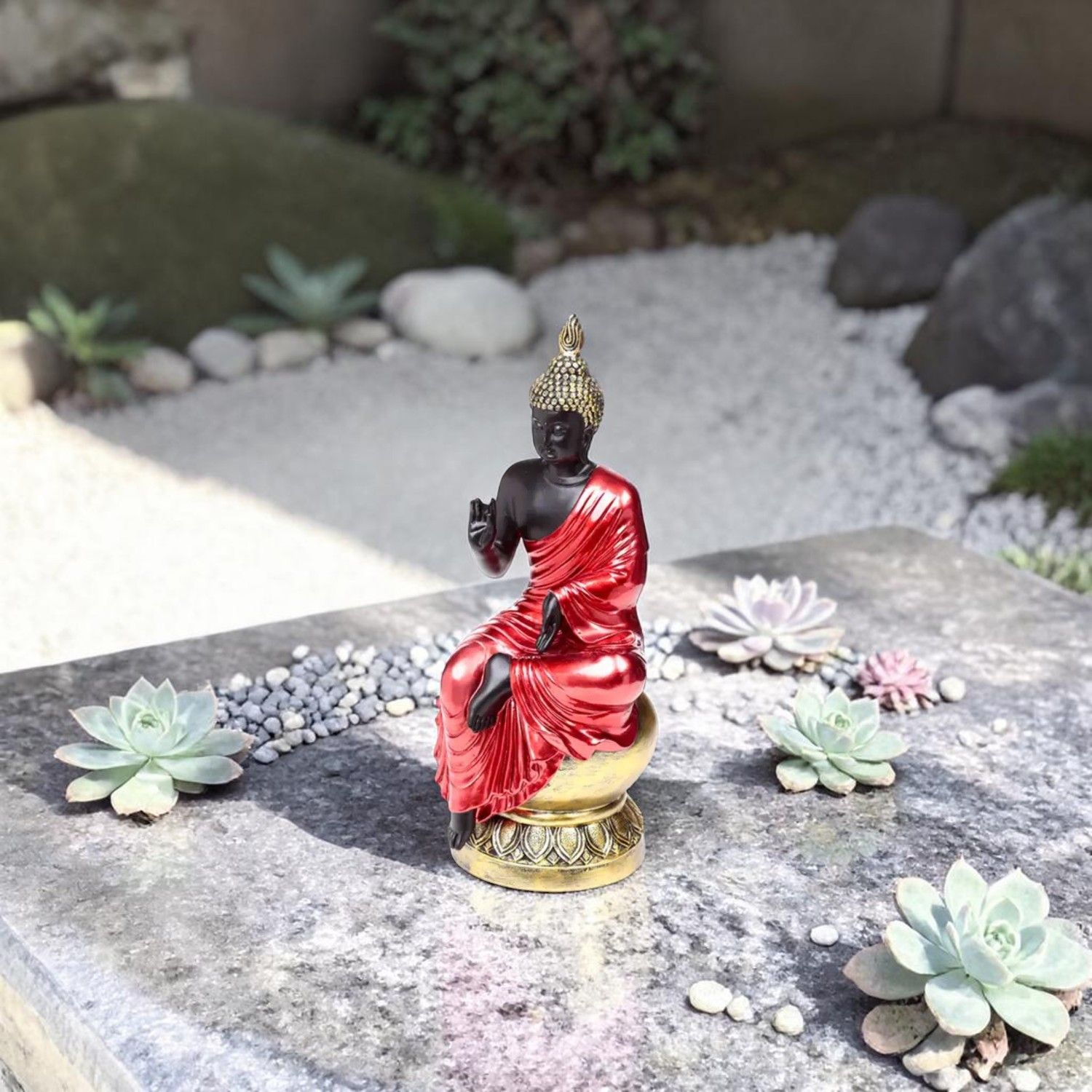 Bouddha thaï éveil rouge, noir et doré sur socle doré