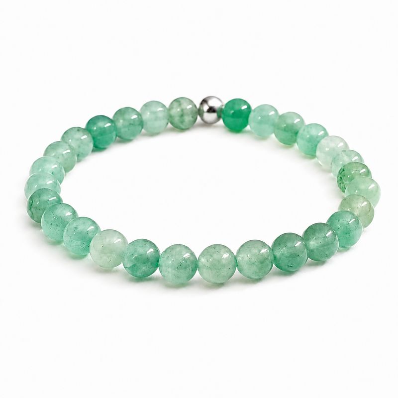 Bracelet en aventurine verte naturelle avec perles 6 mm sur fond blanc