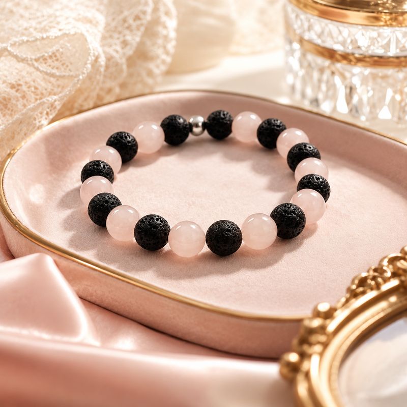Bracelet quartz rose 8 mm présenté dans une ambiance douce et élégante