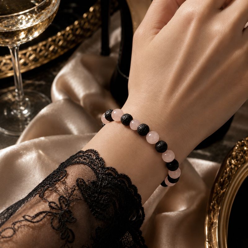 Bracelet en quartz rose 8 mm porté au poignet avec perles noires texturées