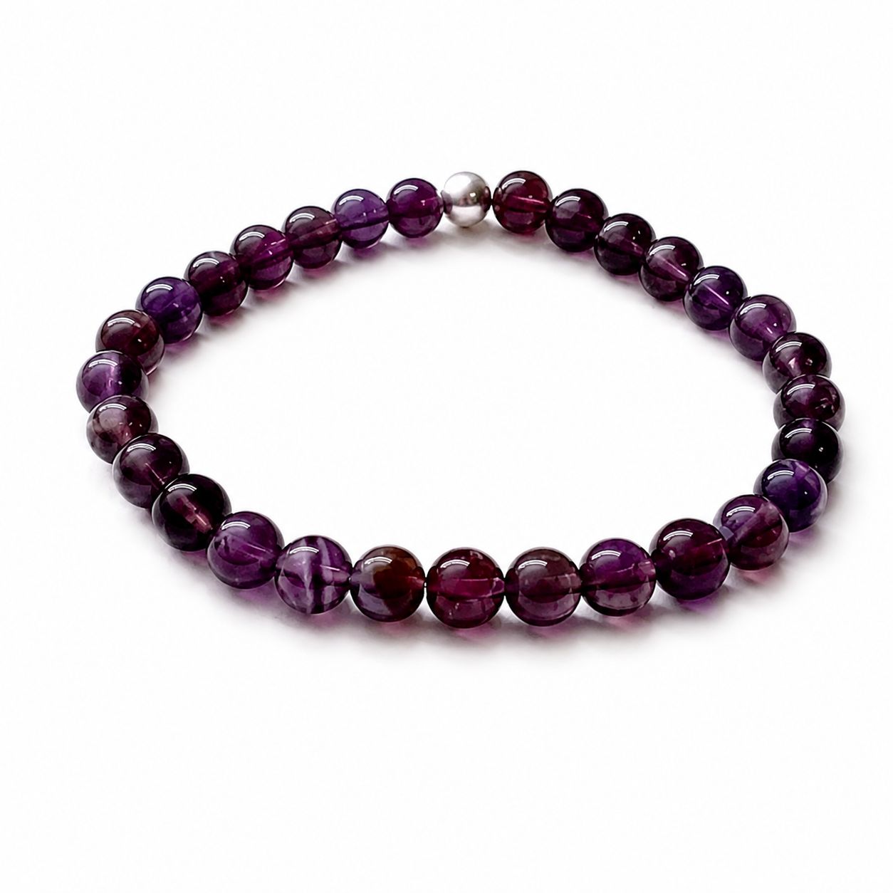 Bracelet en améthyste 6 mm sur fond blanc avec perles violettes