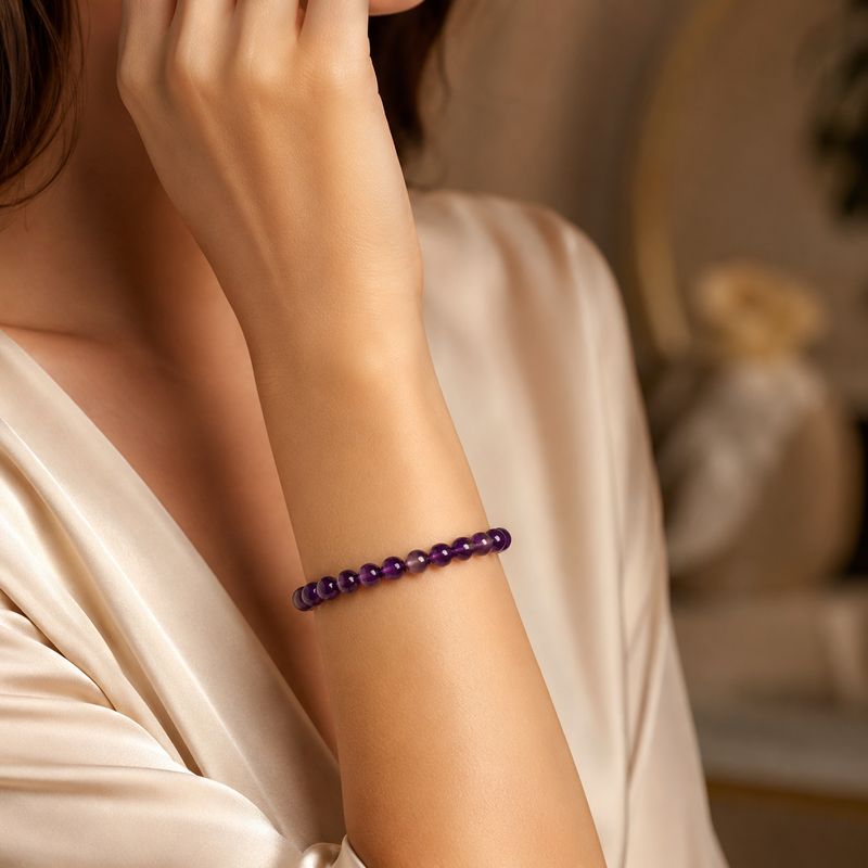 Bracelet en améthyste 6 mm porté au poignet
