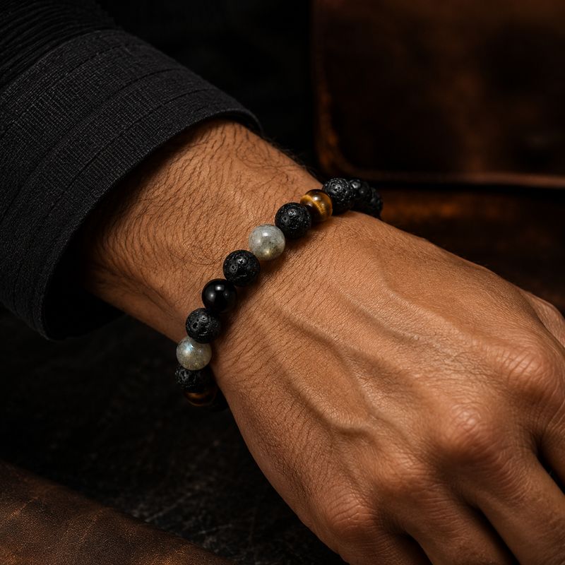 Bracelet labradorite œil de tigre et tourmaline noire 8 mm porté au poignet