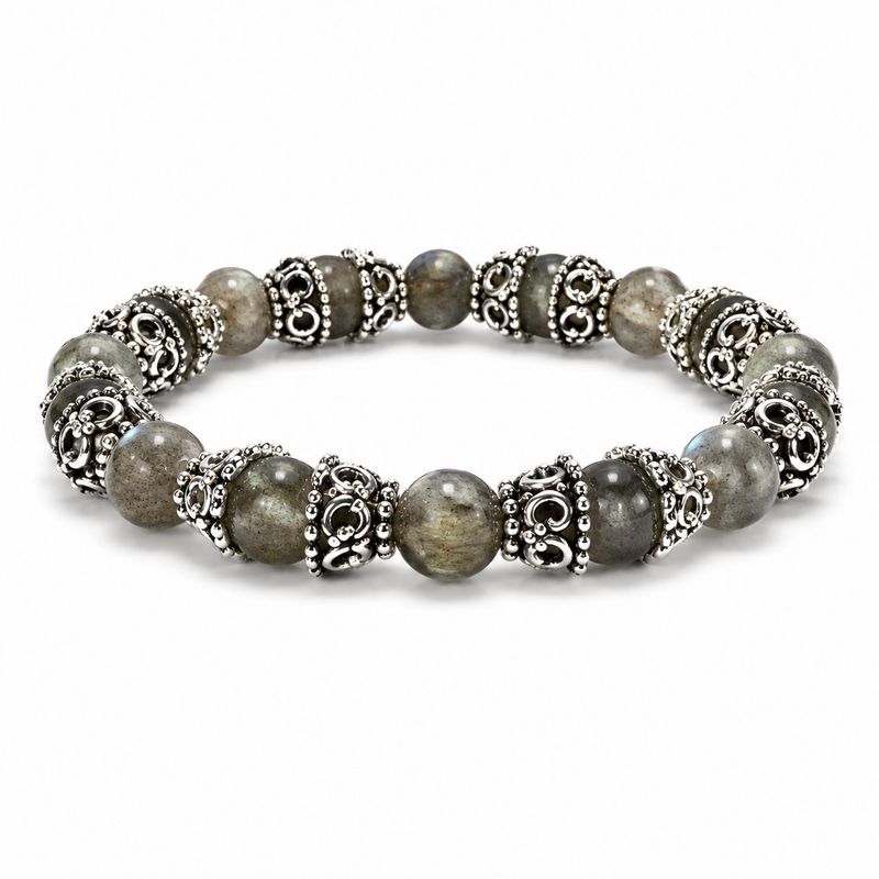 Bracelet labradorite 8 mm avec détails décoratifs argentés sur fond blanc