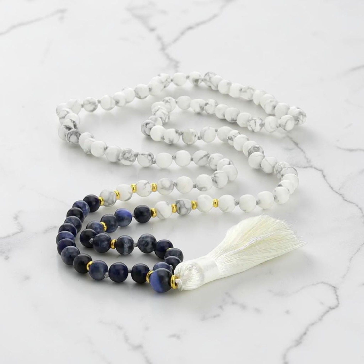 Mala tibétain en howlite et sodalite - 108 perles Mala tibétain en howlite et sodalite - 108 perles