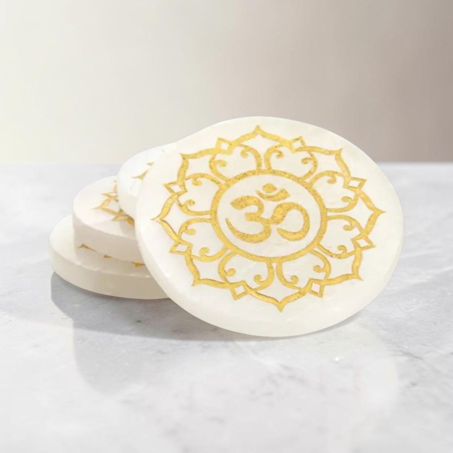 Disque de Sélénite Om – Mandala Doré 8 cm