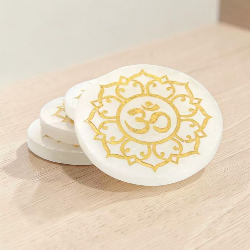 Disque de Sélénite Om – Mandala Doré 8 cm