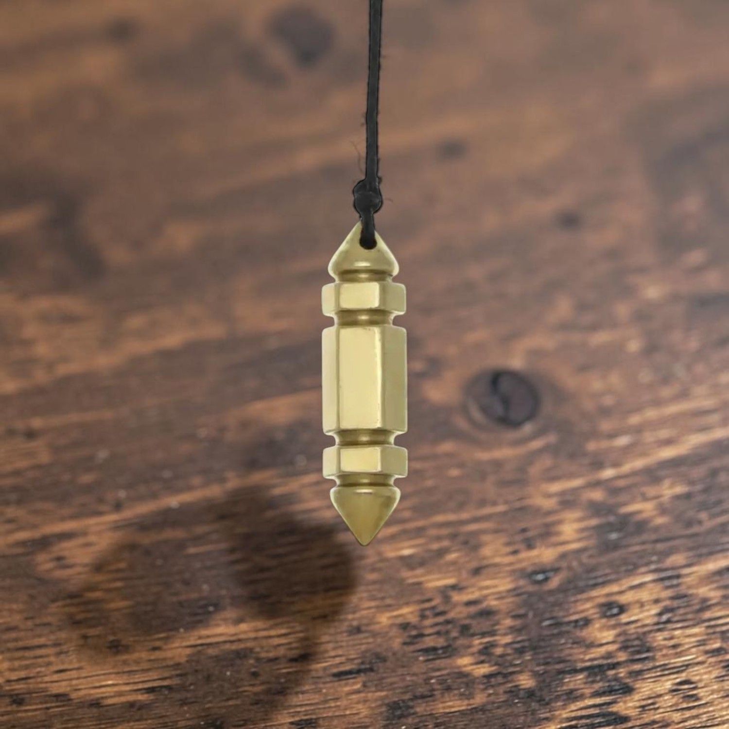 Pendule Atlante en Laiton – Symbole de l’Anneau Atlante